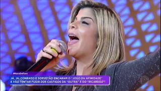 Paula Mattos solta a voz no palco do Hora do Faro