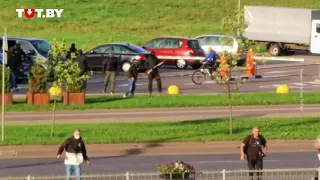 Момент, на котором видно, как неизвестный стреляет в воздух во время протестов в Минске.
