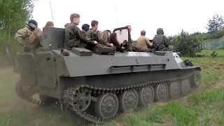 Piknik Militarny 2017 na lotnisku  w Pile, transporter opancerzony MTLB