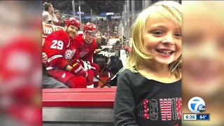 When Red Wings Dylan Larkin, Steve Ott photobomb young fan during 2016 game