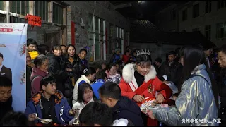 貴州大山里，一對18歲小情侶在最好的年華選擇結婚，真幸福An 18-year-old couple in Guizhou got married in their best years