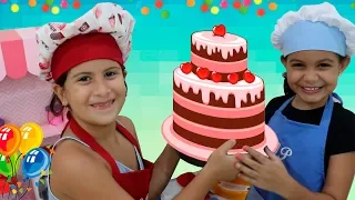 MARIA CLARA É COZINHEIRA POR UM DIA E FAZ BOLO DE ANIVERSÁRIO Pretend Play happy birthday with daddy