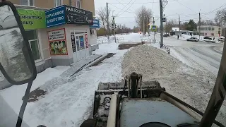 Чистим парковочные карманы и остановки.