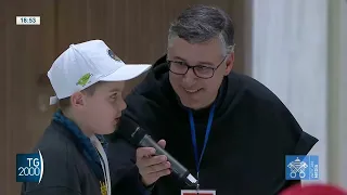 L’abbraccio di Papa Francesco con I bambini in aula Paolo VI