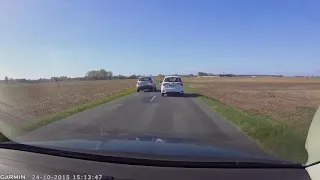 Un abruti en SUV, seul sur la route !