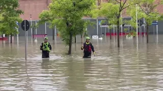 Top News - Njerëzit ngjiten mbi çati, makinat ‘pluskojnë’ / Itali, shpërthejnë lumenjtë, 8 viktima