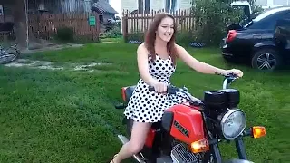 Девушка катается на старом мотоцикле Иж Юпитер 5
