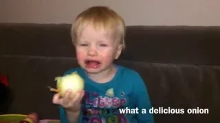 little girl eats an onion for the first time / девочка ест лук впервые