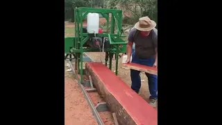 Mini serraria portátil Serrando Massaranduba seca em Minas Gerais