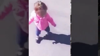 Девочка испугалась своей тени