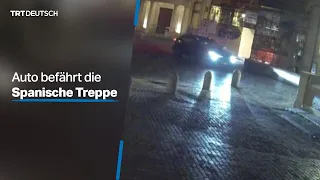 Rom: Auto befährt die Spanische Treppe