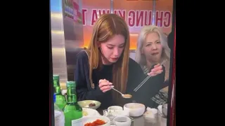 Yuna showing clip of drunk Yeji with the noodles and Lia’s reaction😭