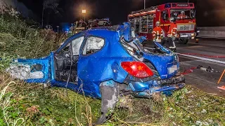 [MASSIVE ZERSTÖRUNG BEI SCHWEREM UNFALL] - 2 PERSONEN IN LEBENSGEFAHR - FEUERWEHR im EINSATZ