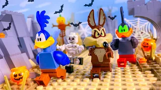 LEGO Roadrunner VS Coyote HALLOWEEN SPECIAL 🎃 Stop Motion Animation