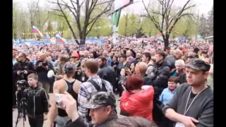 Луганск   Митинг возле СБУ   21 04 2014