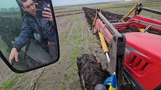 Важка робота трактора в полі. ХАТТАТ Т4110  трактор який зміг.  Загнали в грязь і намагаємось орати.