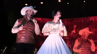 🎺LEONARDO AGUILAR se echó su palomazo con su hermana ÁNGELA en la #feriadevillanueva.