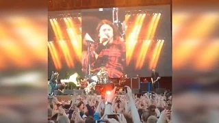 Dave Grohl breaks leg during concert in Sweden