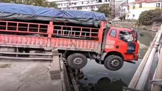 В Китае грузовик сорвался с моста в реку