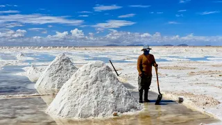 В Таджикистане начался сезон сбора соли. Как добывают соль в солнечной стране?