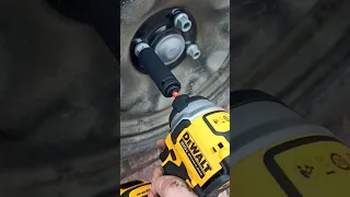 impact DeWalt 850. отвинчивание колес. #заменаколес #dewalt #impact #gun