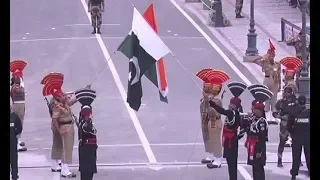 Wagah Border per parcham utarnyki lahu garma denay wali taqreeb