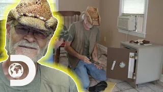 Tickle Looks For LEGENDARY Peach Moonshine's Recipe In Amos Law's House! | Moonshiners