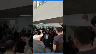 "Inelegível": Bolsonaro é recebido com gritos e vaias em visita à Alesp