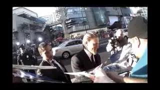 charlie hunnam signing autographs at pacific rim premiere 7 9 13