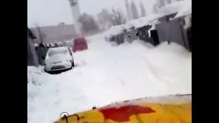 Спасение мерса  на УАЗе снегопад в Киеве 23,03,2103  ч.1
