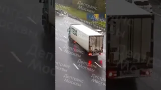 На МКАДе грузовик перевернулся после ДТП