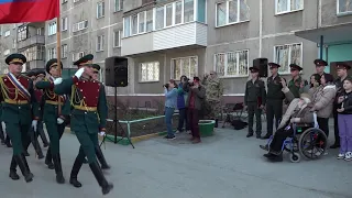 С праздником Победы и днём рождения поздравили ветерана в Новосибирске