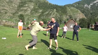 Подводящее упражнение для тренировки таза . Алтайский семинар по системе русского рукопашного боя .