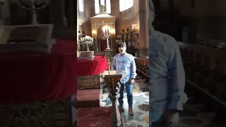 Amazing Israeli man singing Oseh Shalom in synagogue in Italy