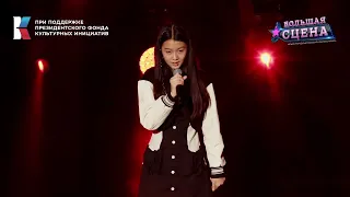 13 летняя китаянка поет NEVERLAND на большой сцене.