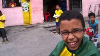 LIVE FROM TIJUAÇU : avant match Brésil Cameroun ambiance avec les enfants dans la favela LET'S PLAY