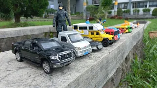 mobil ofroad ,polisi,tentara,wiloder,perahu,helikopter,batman,bus tayo,dam truk dan ambulance