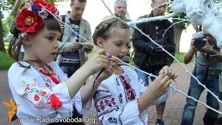 Евакуйовані діти з Донбасу створили у Софії Київській дерево бажань