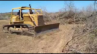 trator de esteira CAT D6D fazendo desmatamento!