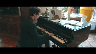 How beautiful he plays this Piano Cover of "Viva la Vida" (Coldplay) in a Cafe
