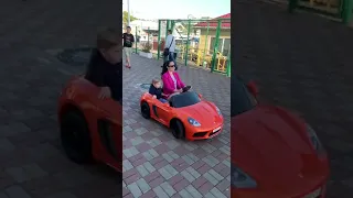 Детская машинка Порш 911 мама катается с ребенком в Сочи
