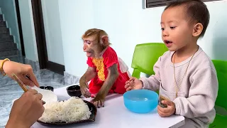 Monkey Kaka and Diem enjoy super delicious coconut sticky rice