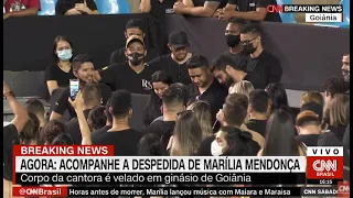 Emocionados, Maiara e Henrique e Juliano cantam em velório de Marília