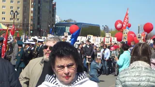 9 мая,Ломоносов . Шествие колонны ,,Бессмертного полка,, к мемориалу в  Мартышкино.