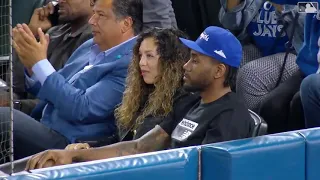 Kawhi Leonard gets a standing ovation at the Blue Jays game