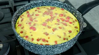 За 5 минут КЛУБНИЧНЫЙ ПИРОГ на Сковороде, Который Тает во Рту! Быстро и Вкусно!