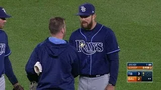 TB@BAL: Souza Jr. crashes into wall, stays in game