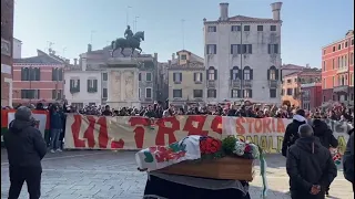 Striscioni e cori da stadio a Venezia per l'addio all'ultras Arnaldo Loja