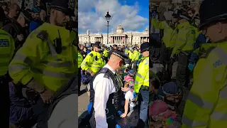 Police remove JustStopOil protesters from the road #london #trafalgarsquare #protest #shorts