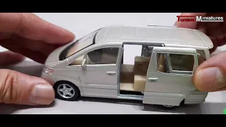 Toyota Alphard 1/38 Diecast Model Car by Kinsmart